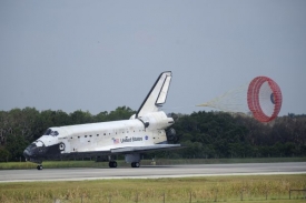 Raketopl&aacute;n Discovery v sobotu večer přist&aacute;l na Mysu Canaveral.