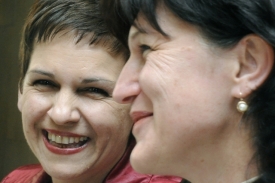 Poslankyně Zubová a Jakubková se při konferenci dobře bavily.