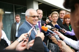 Prezident České republiky Václav Klaus odpovídá novinářům.