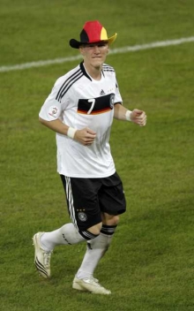 Bastian Schweinsteiger slaví vítězství nad Portugalskem.