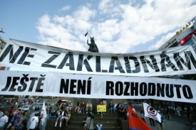 Demonstrace hnutí Ne základnám na Václavském náměstí.