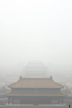 Zakázané město není téměř vidět přes smogovou clonu.