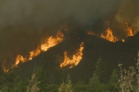 Oheň je těsně před hranicemi parku.