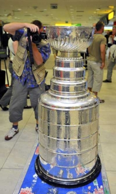 Stanley Cup byl na letišti v Praze v centru zájmu.