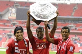 Fotbalisté Manchesteru s trofejí pro vítěze Community Shieldu.