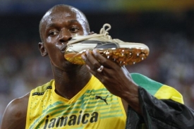 Usain Bolt líbá svou zlatou tretru. Přijede znovu i na tu ostravskou?