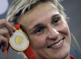 Barbora Špotáková předvádí svou zlatou olympijskou medaili.