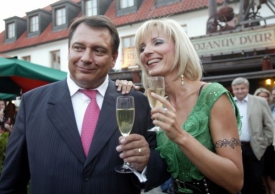 Petra Paroubková s manželem na čtvrteční oslavě jeho narozenin.