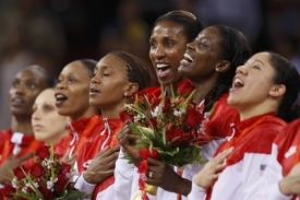 Šťastné basketbalistky USA se zlatými medailemi na krku.
