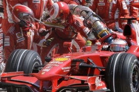 Räikkönen při odjezdu z boxů srazil mechanika který doplňoval palivo.