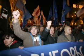 Aktivisté demonstrují za opozici v běloruském parlamentu.