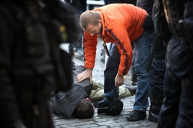 Policista zatýká chorvatského výtržníka.