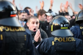 Chorvatský fanoušek křičí na policisty při zásahu.