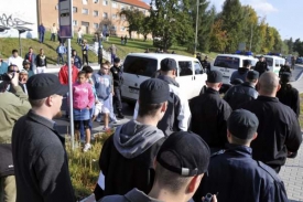 Přívrženci Dělnické strany, policie a romové na litvínovském sídlišti.