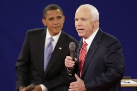 John McCain při televizním duelu s Barackem Obamou.