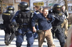 Policejní těžkooděnci zasahují proti jednomu z pravicových radikálů.