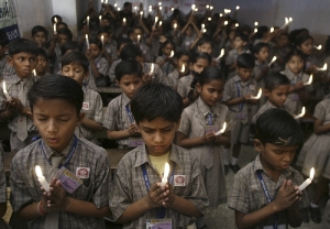 Indičtí školáci uctívají památku obětí padlých v Bombaji.