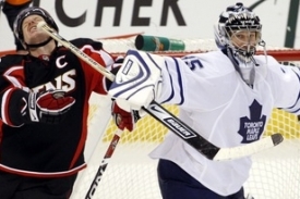 Brankář Toronta trefuje hokejkou kapitána Ottawy Alfredssona.