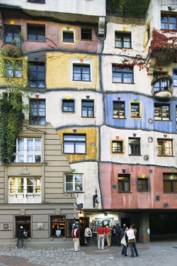 Hundertwasserův (a Krawinův) dům ve Vídni.