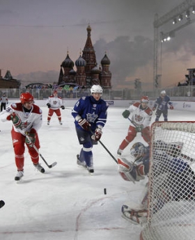 Netradiční prostředí hokejového utkání hvězd v Moskvě.