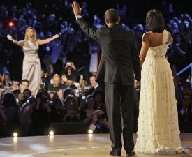 Zpěvačka Beyoncé zpívá pro Baracka Obamu a jeho ženu Michelle.