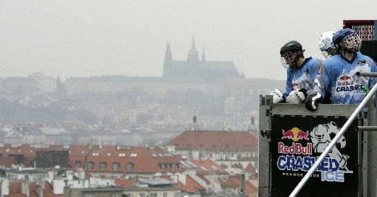 Výtah vyváží závodníky na začátek ledové dráhy. Výtah vyváží závodníky na začátek ledové dráhy.