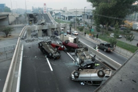 Automobily zasažené zemětřesením, právě když jely po dálnici.