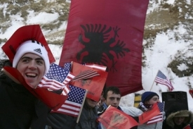 Etničtí Albánci oslavují ve městě Kacanik blížící se samostatnost.