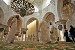 Do velké mešity šajcha Zajda láká turisty největší koberec světa.