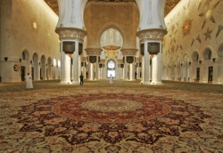 Ornamenty na vnitřních stěnách mešity jsou poskládány z drahokamů.