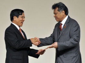 Šéf barmské diplomacie (vlevo) s generálním tajemníkem ASEAN.