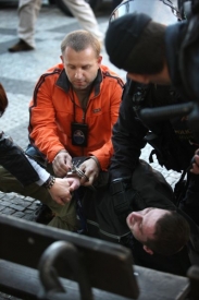 Policista zatýká chorvatského výtržníka.