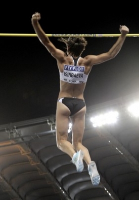 Ruská tyčkařka Jelena Isinbajevová při rekordním pokusu.