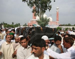 Pohřeb obětí bombového atentátu, který provedli Talibové.