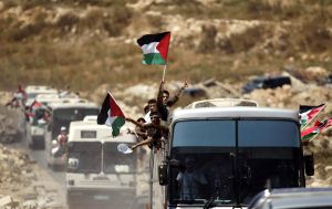 Rozjásaní palestinci jedou na svobodu