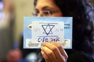 Volební lístek s ručně psaným vzkazem: Izrael chce Gilada Šalita.