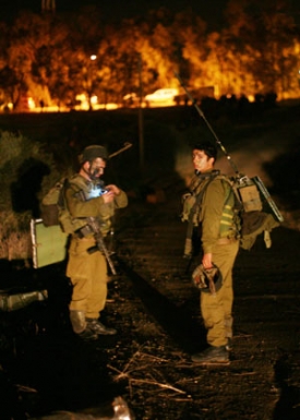 Izraelští vojáci vstupují do Gazy.