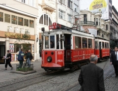 Hezká červenobílá tramvaj jezdí i v Istanbulu