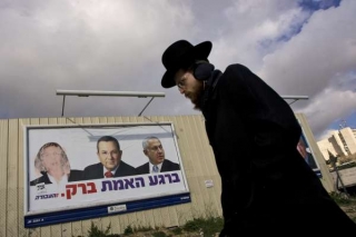 Izrael před volbami. Ortodoxní Žid a plakáty strany Likud.