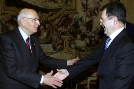 Italský prezident Giorgio Napolitano (vlevo) a premiér Romano Prodi