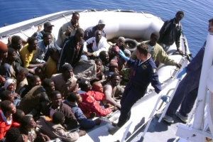 Italská pobřežní policie zdržela u Lampedusy další člun s Afričany.