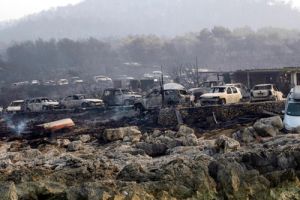 Ohořelé automobily v důsledku požárů na italském poloostrově Gargano