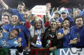 Italští fanoušci děkují za postup Nizozemcům.