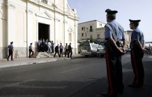 Policisté patrolují před kostelem odkud vychází smuteční průvod