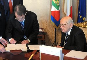 Napolitano přihlíží, jak Prodi podepisuje rozpuštění parlamentu