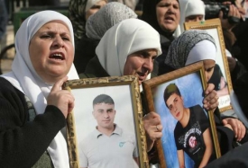 Palestinky s fotkami jejich údajně stále vězněných blízkých.