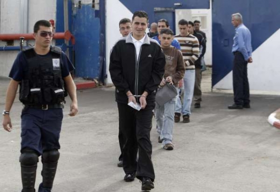 Palestinští trestanci opouštějí vězení na Západním břehu.