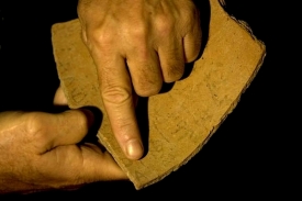 Archeolog Jossi Garfinkel ukazuje údajně nejstarší hebrejský text.