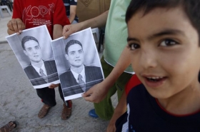 Rodina útočníka bagrem ze Súr Báhiru ukazuje snímky zastřeleného.