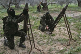 Palestinští radikálové odpalují rakety na Izrael.